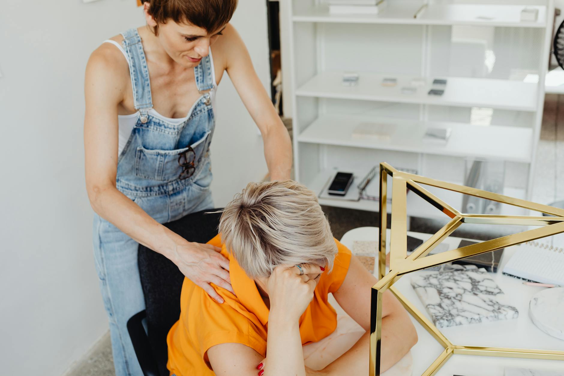 Dwie kobiety otrzymują relaksacyjny masaż pleców w biurze