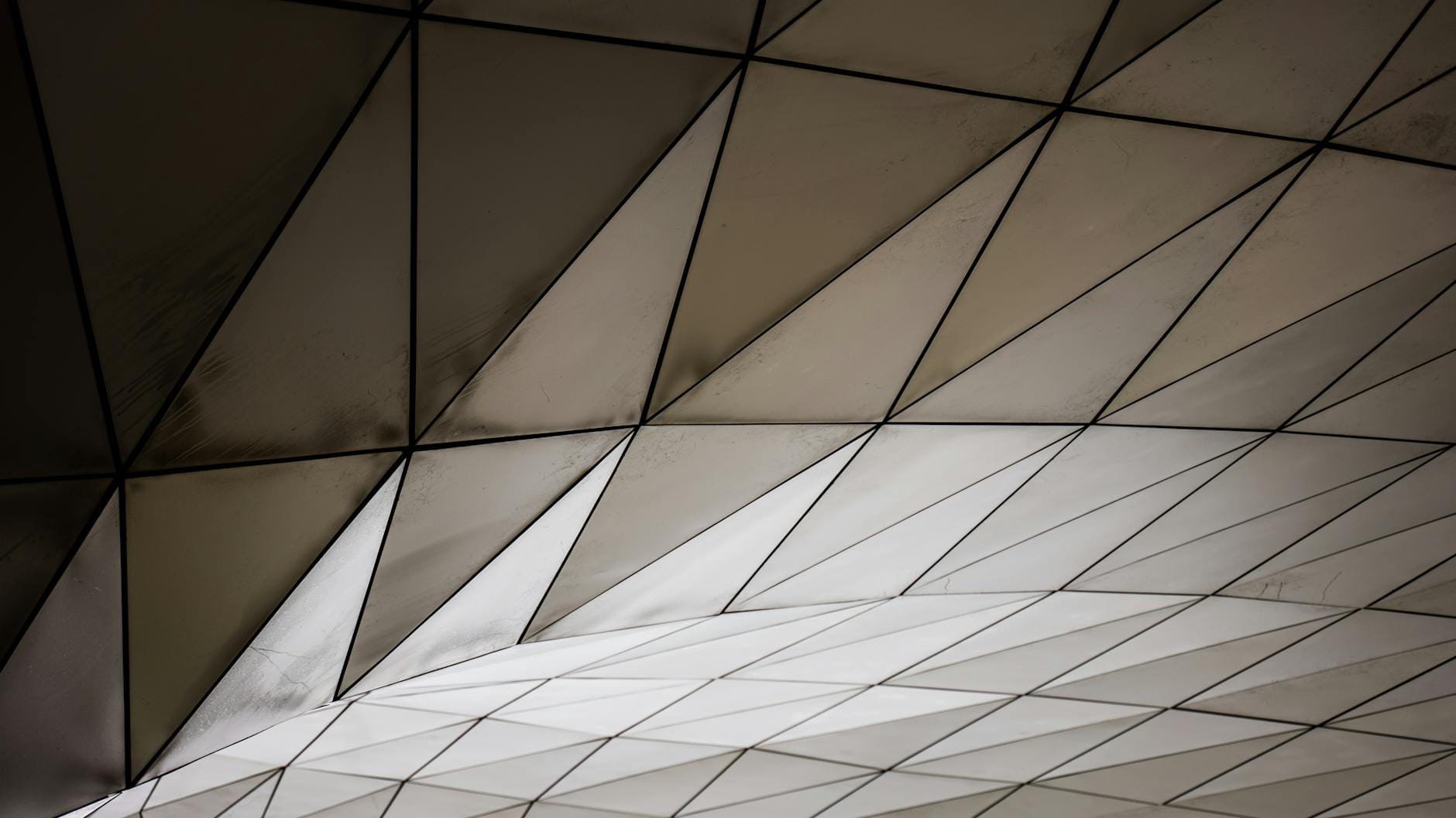Nowoczesny sufit z geometrycznymi, trójkątnymi panelami