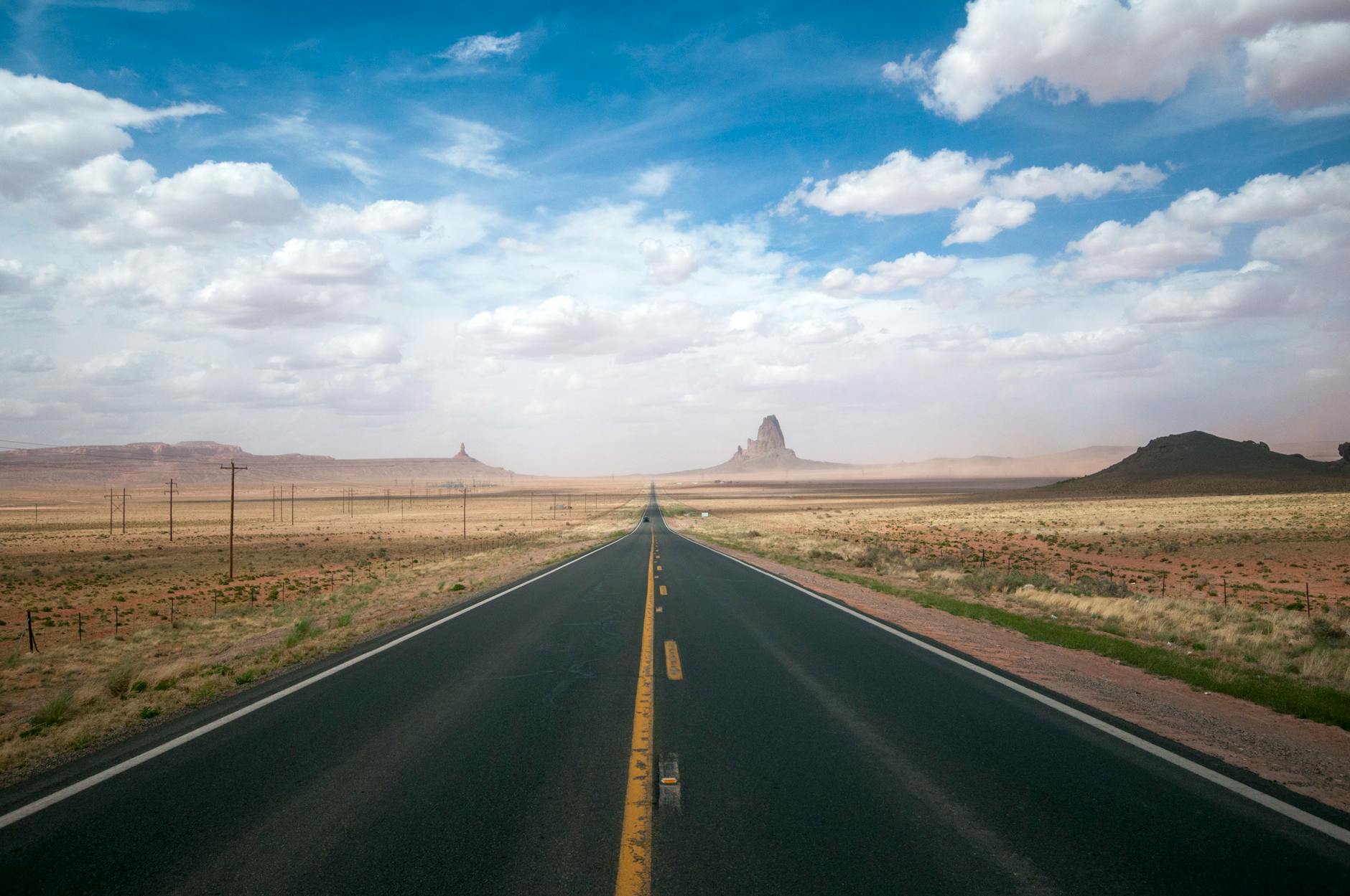 Prosta droga przez Monument Valley podczas road tripu po USA