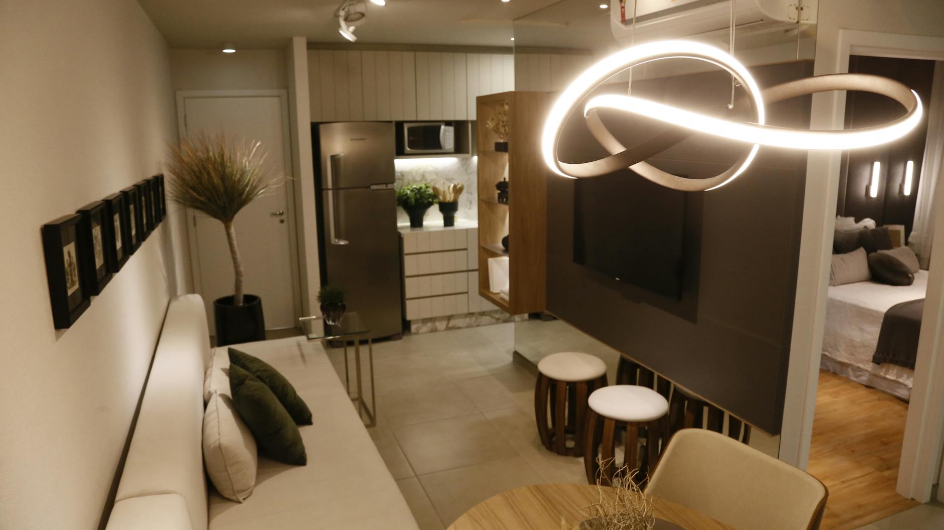 Nowoczesny salon w bloku z eleganckim oświetleniem sufitowym
