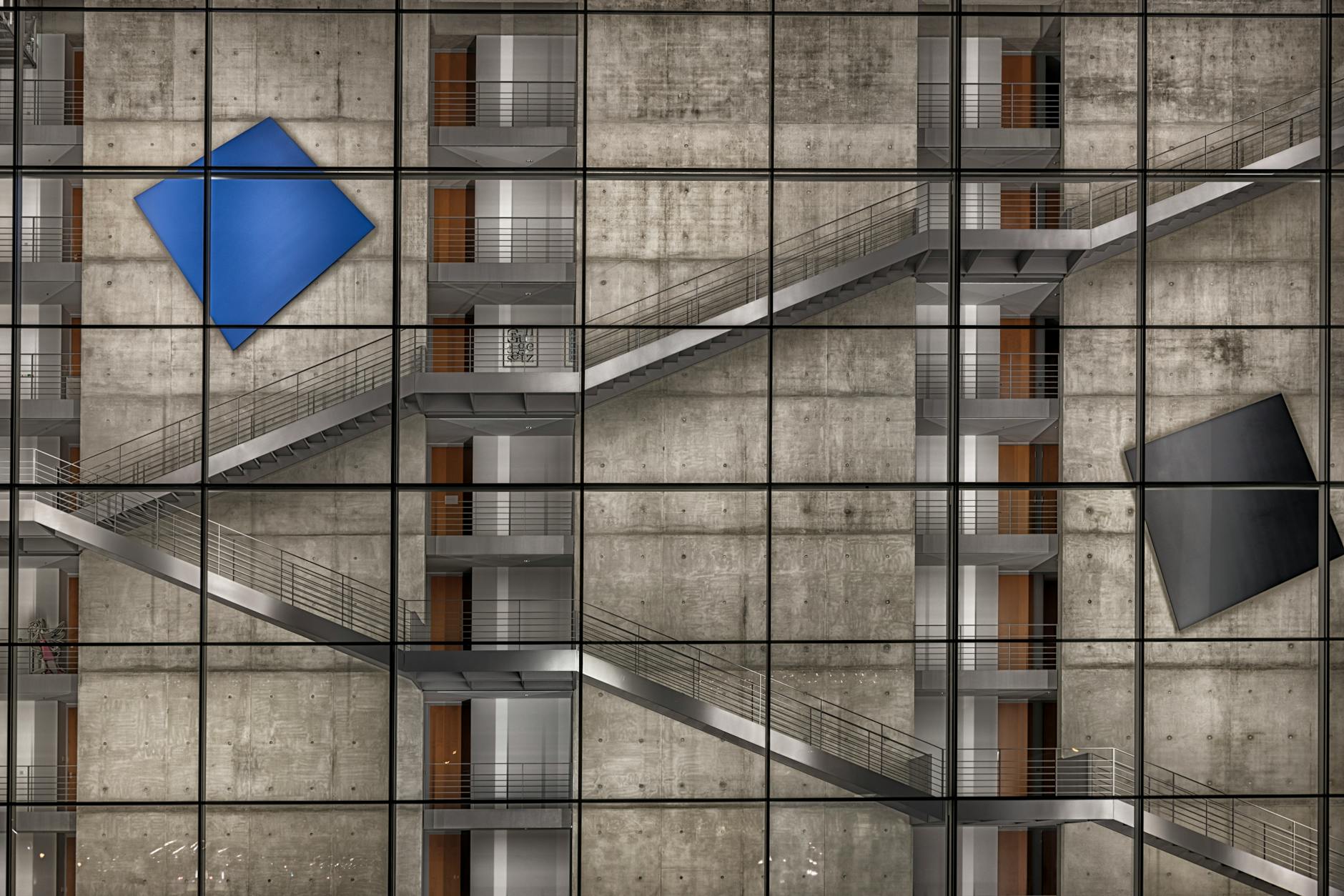 Betonowa fasada w stylu industrialnym z geometrycznymi zdobieniami