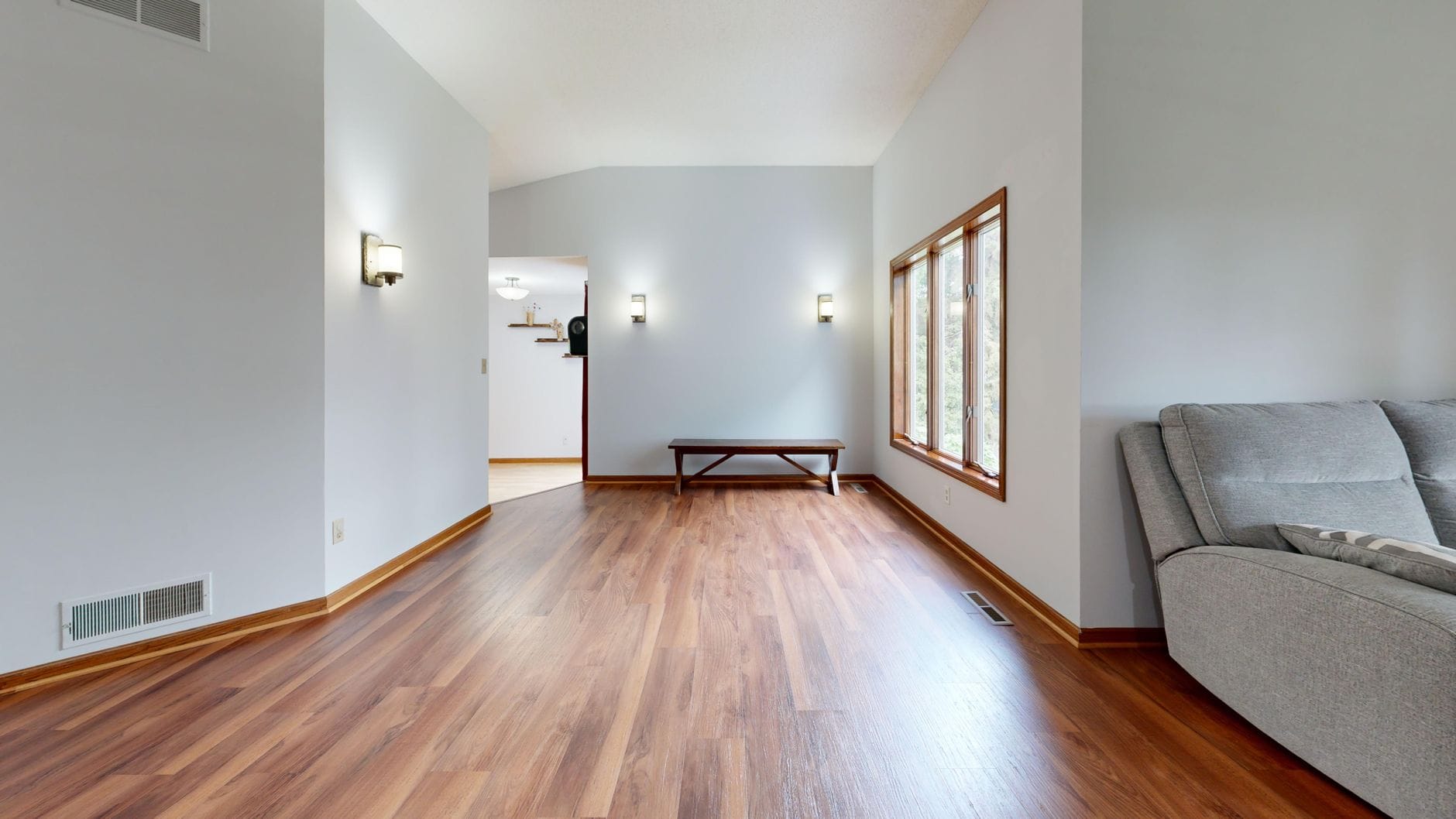 Jasny salon minimalistyczny z drewnianą podłogą i nowoczesnymi listwami