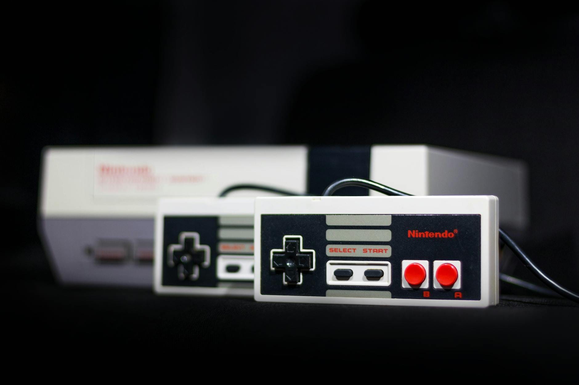 Klasyczna konsola Nintendo z padami jako symbol retro grania